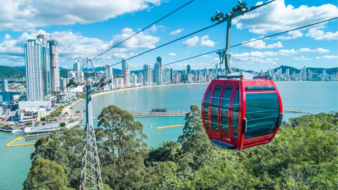 Atrações e brinquedos aquáticos do Beto Carrero World na excursão de fim de semana saindo de Londrina