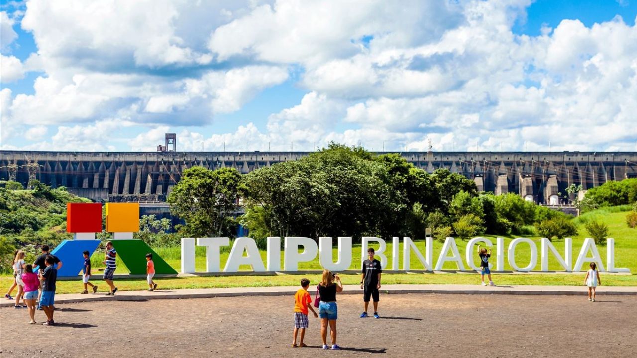 Grupo visitando as Cataratas do Iguaçu em excursão organizada saindo de Londrina