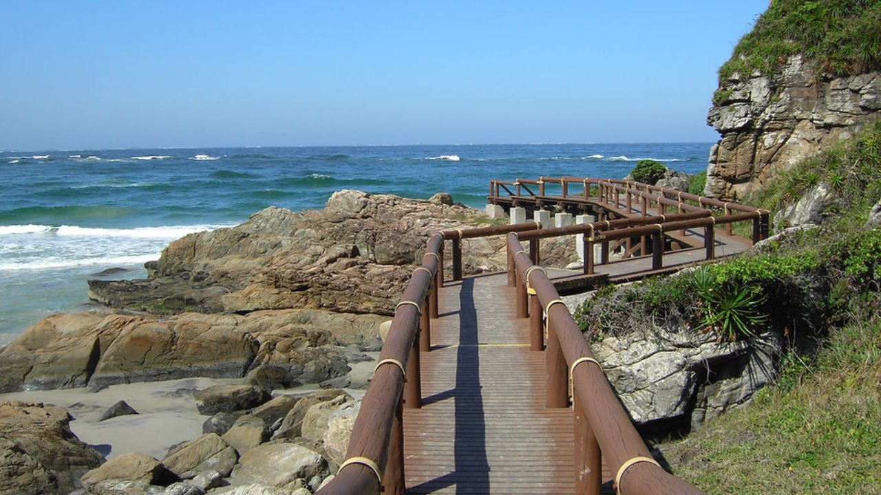 Praia da Ilha do Mel no Paraná durante excursão da Anjos Viagem